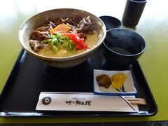 お昼時なのて昼食。牛丼です。