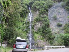 国道168号線を北上し奈良県に入ると道沿いに滝が見えて来ました
十二滝と言うそうです

「道の駅　奥熊野古道ほんぐう」から「十二滝」は5km程の道のり