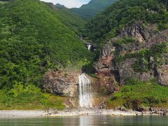 カムイワッカ湯の滝

海の色が変化していて幻想的。