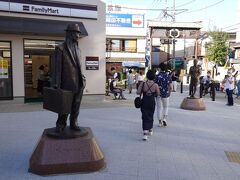 柴又駅のフーテンの寅像 と見送るさくら像