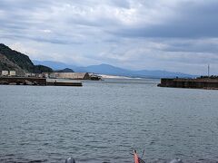 網代隧道から網代港へ、遠くに見える砂浜が昨日訪れた鳥取砂丘です。遠くからでも目立ちます。