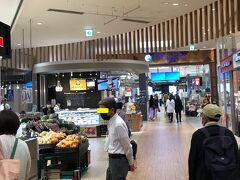 大和西大寺駅で途中下車し、駅ナカ商業施設「Time’s Place西大寺」で昼食をとることにした。