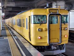 三原駅から糸崎駅までの一駅は２２７系でしたが、糸崎駅からは１１５系で福山駅までやってきました。広島駅近郊の電車は全て２２７系に統一されていますが、岡山口はまだ１１５系や１１７系などが走っています。というかそればかりです。
ネット上では末期色と呼ばれているこの色も１０年以上たって岡山の顔の様に感じる様になってきました。