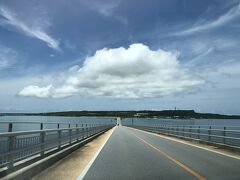 今回は伊良部島を観光します。伊良部大橋を渡ります。