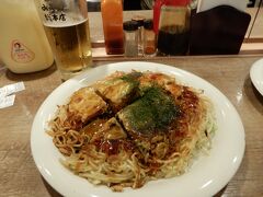 ２日目は試合の前に、お好み焼きを食べました。駅ビルの中にお好み焼き店が数軒並んでいる通りがあります。ボリュームがありますが何とか完食。赤いユニフォームのお客さんが次々に来てました。