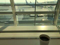 羽田空港でモーニングコーヒー

