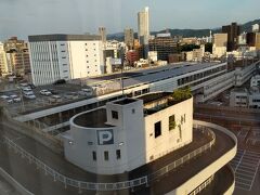 朝日を浴びる広島駅付近の宿泊したホテルからの眺め。快晴、旅行日和だ。
ユニークな新幹線駅舎屋上の駐車場と昇降のための螺旋状の建物、新幹線高架軌道の先の名勝縮景園、更に先の広島城まで、ナイスビュー。