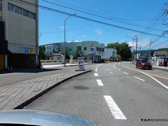 10:24　青島神社参道口あたりには、伝統的な観光地らしくお土産屋さん街と、1回500円ほどの駐車場が並びます。