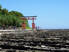11:02　鬼の洗濯岩を眺めながら青島神社の鎮座する青島に向かって弥生橋を渡ります。