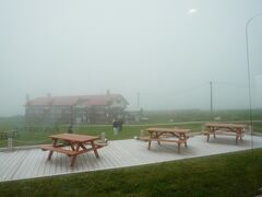 濃霧もここまで来ると湿度100％
服が濡れてくる。
カフェで休憩。のんびりと時間間隔を忘れさせてくれる景色です。