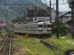2022.06.12　鹿児島中央ゆき普通列車車内
加治木に到着。おっ、“有事”の主力４１５系。いつまで見られるかな。