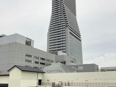本日は、大阪いらっしゃいキャンペーン2022を利用して、こちらのホテルの1泊ディナー付きプランを予約しました。

アートホテル大阪ベイタワーです。

大阪市が弁天町駅の西側に広がる3haの市有地を再開発し、公有地信託制度を導入した「弁天町駅前開発土地信託事業」として、1993年2月に竣工した旧名称「 ORC 200」、2018年3月27日から、OSAKA BAY TOWERに変更された施設内にあるホテルです。
旧名称は、Osaka Resort Cityの頭文字、200は最高部の高さが200mに因んでいて、大阪環状線、大阪メトロの「弁天町駅」に直結しています。

地上200mという大阪でも有数の高さから見る、夜景の綺麗なホテルと評判の高いホテルです。
