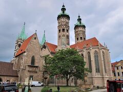 Naumburger Dom（ナウルブルク大聖堂）

11世紀から13世紀にかけて建築、拡張された大聖堂で、ロマネスク様式からゴシック様式への移行期にあたる教会建築として知られています。

2018年に世界遺産に登録されました。

西の内陣にある12体の寄進者の像が特に有名で、ドイツ・ゴシック彫刻の代表作とも言われています。また、あのグリム兄弟も「ドイツ伝説集」でこのナウムブルク大聖堂を取り上げていたりします。

今回は時間がないため外観のみ。