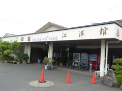 楽しみにしていた　この温泉
江洋館　ひなびた温泉旅館です
車を停め　写真を撮ろうとしたら
親父が出て来て　ここに車を停めるなと
ここは　江洋館の駐車場だと

江洋館の風呂に入りに来て　江洋館の駐車場に停めて何が悪いんだと言うと
そこを抜けて向うの　温泉に　行こうとしただろうと

写真を撮る為に正面に行っただけだ
江洋館の　風呂に入りに来たのが信じられないのなら
旅の計画書を見せてやろうかとまで言ったのですが

いかつい九州男児　謝ろうとはしません
そうか　それならいいんだ…　等と　言うだけで　悪びれた様子を見せません
これが　九州男児の悪たれなんですね

そのうえ

ただ　貴重品入れが無いから　
大事な物は車に入れて　鍵をかけて置いていてくれと

馬鹿を言うな　いい加減にしろよ
わびを入れて　フロントで貴重品預かりしろよ
詰め寄ってやろうかとしたら

同行の友人がが　私を止める
壁さん任せてくださいと

『そうですか　　
ここの客でもない奴らが勝手に停めるとは大変ですね
その為に表にでて　注意するのは　なおさら大変ですね。

私たちも旅を初めたばかりで　
ちょっと現金など　多めに持って居るんですよ

そんな奴らが車を停めるなんて心配ですね
あてられたり　盗難に合ったりしては
警察を呼んで　半日以上潰れますよね。
もちろんここの　経営者なら
不評も立ち　なおさらですよね

長時間は入っていませんから　出てくるまで
水やりしているなら　見ていてもらえませんか？

お願いしますね。　』


そう言い残し　返事をする暇を与えず
旅館に入っていきました

20分ほど入浴して
出てきたときに
そのおじさん外に居ましたよ

『いい風呂ですね　
ヌルスベの　最高の温泉じゃないですか
ありがとうございました』
と
それで　炎天下の下　
無料で番犬してもらえるのですから

さすがこの友人
見習わねばなりませんね

誤らせるより　どれだけ気持ちが良かったか
