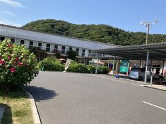 宿に行く前に「道の駅保田小学校」に寄りました。

ちょっと遠目では元小学校とは分かりにくかったです。
