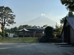 昼間は雲に隠れていた富士山が神々しくご登場。

おとといの7/1から山開きした富士山。
夜は山小屋のひかりとかも見えるらしい。

私は一生富士山に登ることはないと思われる。
山は眺めるのが一番と思ってるのでね。