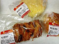 徒歩すぐのセイコーマートへお散歩

オリジナルのパンが気になって。メープルのは、ぱんというより、お菓子よりかな。
どれも美味しかったですよ＾＾