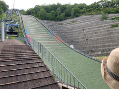 リフトに乗ります！JAFやタイムズ、フリーペーパーどこの割引も200円オフで
往復定価1,000円が800円になる感じ。札幌市民は500円。

一応、右側からひっそりと歩くコースもあるようですが、看板も見なかったし推奨されてないのかな？
観光客は時短＆体力温存のためにリフトがいいかも　二人乗り
