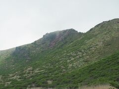 歩を進めると、星生山が見えてきました。星生山もミヤマキリシマが綺麗な山の一つ。