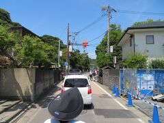 と思ったら、小町通りの一番北側の細くなったあたりに出てきました。
この先の交差点でまっすぐ進むと北鎌倉方面、右へ曲がると鶴岡八幡宮三の鳥居前。
渋滞の車で先へ進めない！