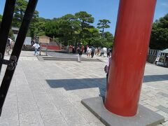 三の鳥居のたもとを通りながら鶴岡八幡宮境内をチラ見。
午後になってますます多くの観光客でにぎわっていました。