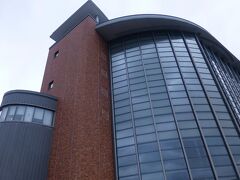 五所川原到着。
最短で宿泊地、JR青森へかいるために、鉄路ではなく、弘南バスを利用。
それでも一時間以上の待ち時間発生。
駅から徒歩５分ほど、『立佞武多館』へ