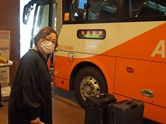 久し振りに旅行会社のツアーではない旅です。午前6時40分のリムジンバスで羽田空港に向かいます。