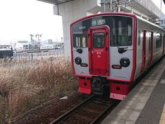 熊本まで行かずに新八代を目指して南下していきます。
乗車する車両は815系。まさか鹿児島本線でもワンマンとは…。