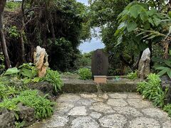 「龍神風道」
沖縄の島々を創ったとする祖神「アマミキヨ」「シルミキヨ」が住んでいたと伝えられている「浜比嘉島」と、沖縄では神の島と呼ばれる「久高島」の両方が一直線上に見える場所で、龍神の通り道と言われています