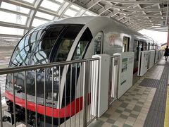 友達にてだこ浦西駅まで送ってもらい、1人空港へ向かいました

ゆいレールの始発から終点まで乗ったのは初めて
流石にこの駅から乗る人は地元民ばかりなので、普通の暮らしを垣間見ているようで楽しかった！
しかもゆいレールの橋脚部分が結構高さがあって迫力満点でちょっとスリリングでした