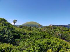ちょっと脱線しましたがツアーの方に戻ります。

続いては福江島のシンボル、鬼岳です。名前にそぐわない丸みが可愛い山です。

ここでバラモン（かっこいい凧です！）を上げたりするそうです。