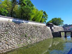 １６時前なのでもう少し散策します。

福江城跡です。丸い石の石垣。