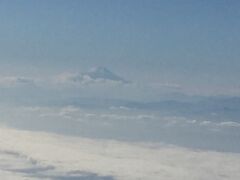 雲海からひょっこり富士山が見えました。