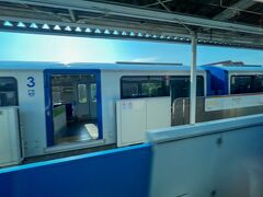 昭和島駅で先行の普通を追い抜き。

昭和島駅は、モノレールでは珍しい2面4線の待避可能駅。