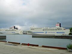 「小樽港フェリーターミナル」の近くもバスは通過するようです。見ているだけで乗りたくなってしまいます。地中海を航行するフェリーの多くを乗ってきましたが、国際航路だとその手続きを始めて行った港で行うのはスリルがある体験でした。