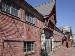 旧篠田倉庫(1925)
ファサードは赤レンガで、倉庫街では映える(バエる)存在。
木骨煉瓦造