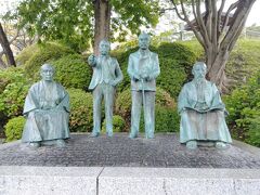 元町公園には、明治期の函館の発展に尽力した4人の財界人（四天王）が、海を見ています。
