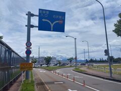 バスを使って、小松空港に行きました。小松空港は石川県の空の玄関口の一つであり、羽田、札幌、福岡、那覇の国内４都市とソウル、上海、台北の海外３都市に定期便が運航している空港です。館内には、展望台やレストラン、地元の食材を扱う土産物店もあるので旅行者のみならず、地元の方々にとっても親しまれるスポットとなっています。（ほっと旅石川ネット参照）誕生のきっかけは1944年11月に日本海軍の飛行場｢小松飛行場｣が整備された事からです。そして1961年12月に航空法に基づく｢公共用の施設｣として公示され、正式に自衛隊と民間航空との共用飛行場である｢小松空港｣が誕生しました。（小松空港開港60周年参照）