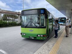 空港到着。
石垣空港は天気が良く想像もつきませんが、那覇空港は悪天候のため欠航、ダイバート、遅延祭りのようです。
台風来てないし、悪天候ってなんだ？