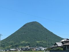 丸亀に向かって車を走らせていると・・讃岐富士と呼ばれている飯野山が見えてきました。