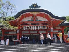 ●伏見稲荷大社

本殿にやってきました。
応仁の乱で全焼したのち、1499年に再興しました。
修学旅行生が、戻ってきていますね。
いつもの京都に戻りつつあるようです。