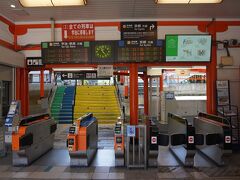 ●JR/稲荷駅

行きは京阪、帰りはJRから。
2社とも似たようなエリアにありますが、JRは稲荷大社の目の前です。
駅も稲荷大社の雰囲気を演出しています。