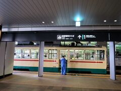 チェックイン後は、富山地鉄乗車券センターで２種類のフリーきっぷを購入し、富山地方鉄道・市内電車（軌道線）の乗り場へ向かいます。