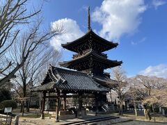 京都市左京区『真如堂』の【三重塔】の写真。

文化14年（1817年）に再建。
多宝塔をまつった本瓦葺で高さ約30メートル。
現在は中にお入りいただけませんが、紅葉とも新緑とも雪景色でも
写真映えのする趣深い古塔です。