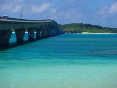 その後車を走らせて宮古島北端の池間島に渡ります。

この橋も美しく、そしてそれ以上に海の色に圧倒されます！