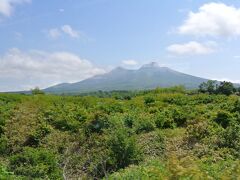 明けて6月10日金曜日、札幌6:52発の特急北斗4号で大沼公園駅直行。
天気予報は一日中曇天の不吉な予報でしたが、段々晴れて駒ケ岳が見えます。