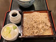 駅チカのお蕎麦屋さんへ。