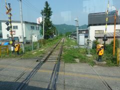JR米坂線の踏切を渡ります。