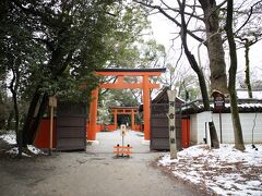 京都２日目。お部屋で簡単に朝食をとったあと、タクシーで下鴨神社に向かいます。糺の森の入り口で降りたところ、もうひとつ神社があったので行ってみることにしました。河合神社というそうです。