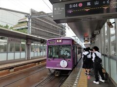8:45　地下鉄を乗り継ぎ、嵐電天神川駅
今日は修学旅行生を多く見かけます